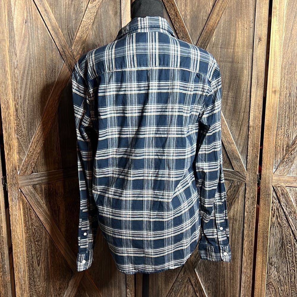 Mutual Weave button up top - Picture 4 of 7